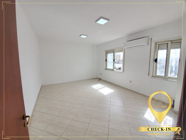 Tirane, jepet me qera zyre , Kati 7, 107 m² 550 € (Jordan Misja, prane Spak)