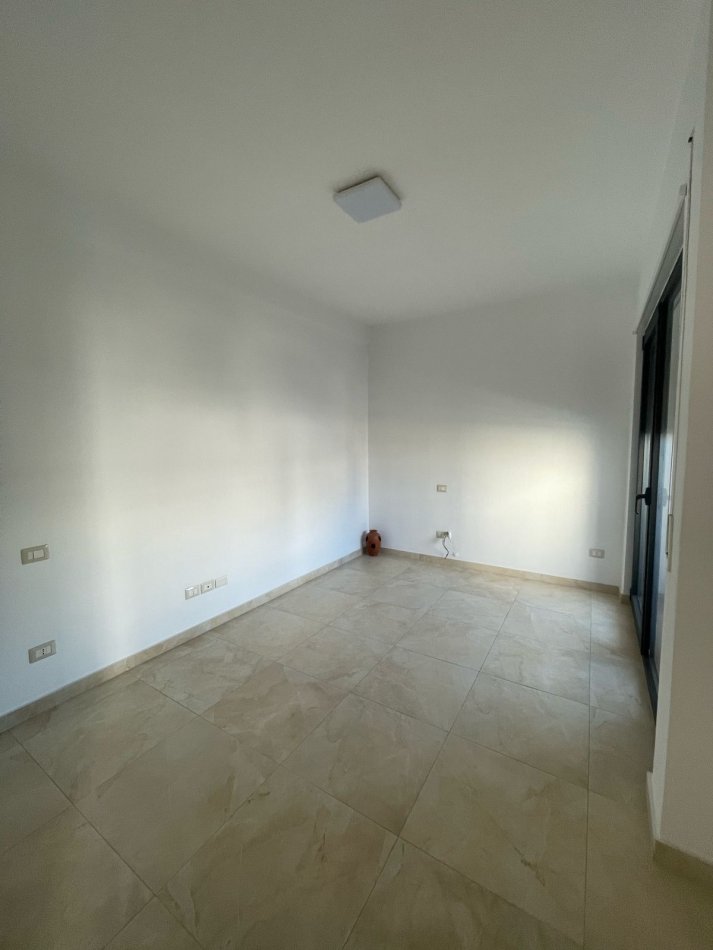 Durres, jepet me qera ambjent biznesi Kati 3, 106 m² 500 € (Poliklinika Durres)