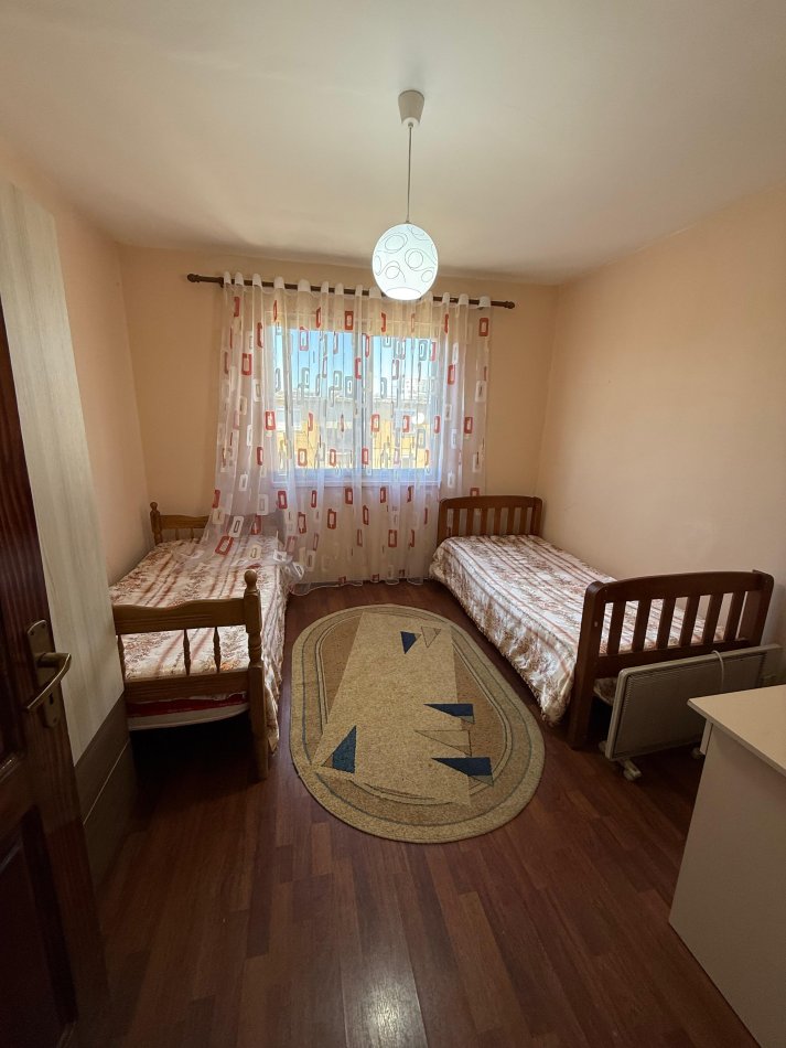 Tirane, jepet me qera apartament 2+1 Kati 5, 85 m² 450 € (ish parku i autobuzave)