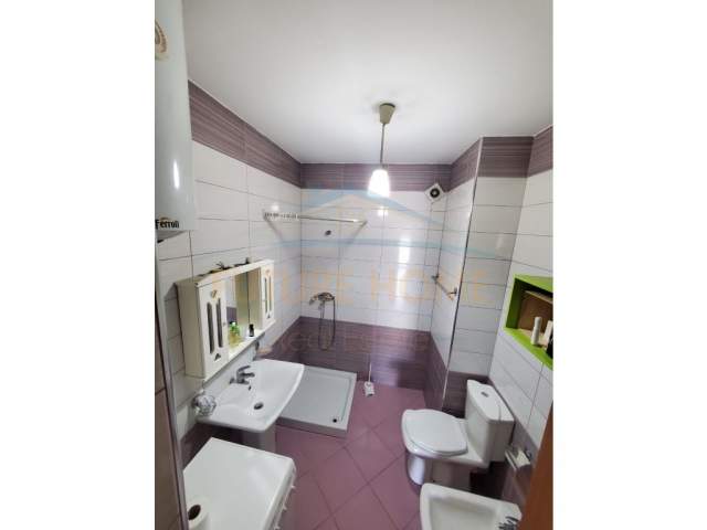 Tirane, jepet me qera apartament 1+1+BLK Kati 4, 70 m² 450 Euro (TRENIT)