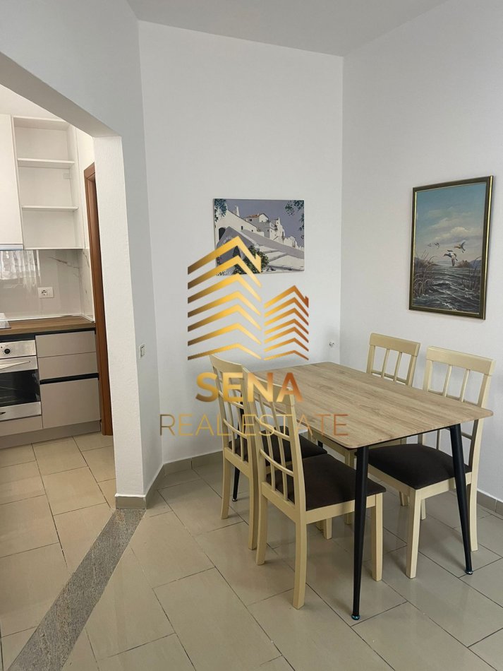 Tirane, jepet me qera apartament 2+1 Kati 4, 100 m² 600 € (Ish Ekspozita)