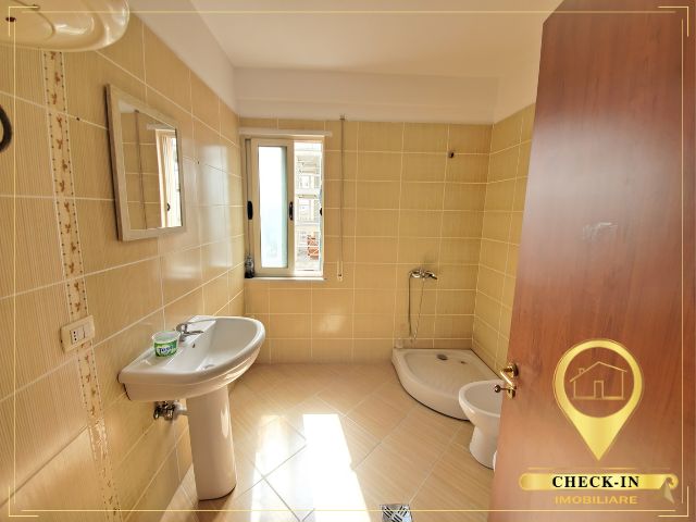 Tirane, jepet me qera zyre , Kati 7, 107 m² 550 € (Jordan Misja, prane Spak)