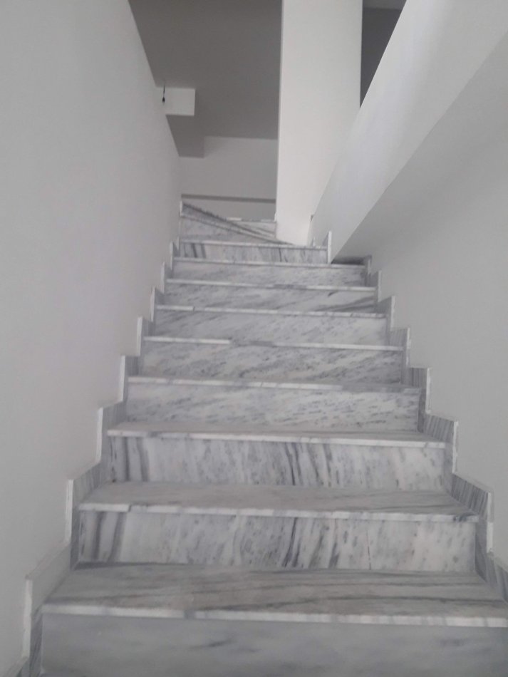 Tirane, jepet me qera ambjent biznesi Kati 3, 170 m² 1,200 € (Ferit Xhejko)