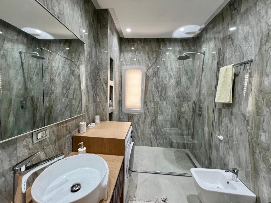 Tirane, jepet me qera apartament 2+1+Ballkon Kati 2, 116 m² 950 € (Liqeni i Farkes)