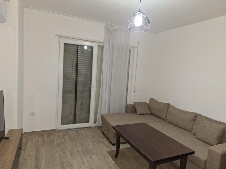 Tirane, jepet me qera apartament 1+1+Ballkon Kati 2, 65 m² 400 € (RRUGA SOKRAT MIHO)