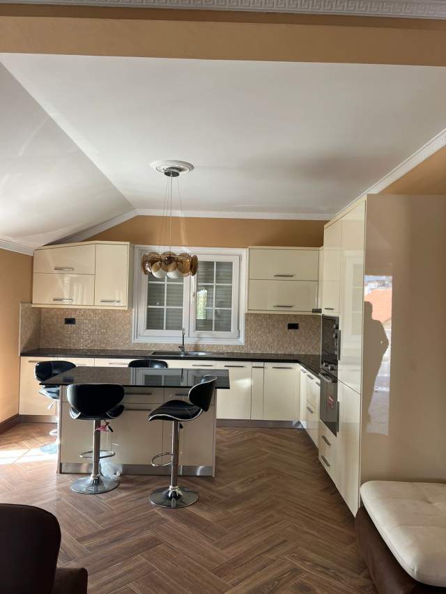 Tirane, jepet me qera Vile 3+1+BLK Kati 3, 170 m² 400 Euro (prane spitalit Amerikan 2)
