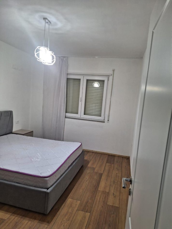 Tirane, jepet me qera apartament 1+1+Ballkon Kati 2, 65 m² 400 € (RRUGA SOKRAT MIHO)