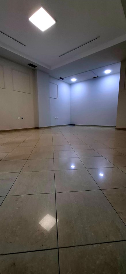 Tirane, jepet me qera ambjent biznesi Kati 0, 53 m² 350 € (Pallati me Shigjeta)