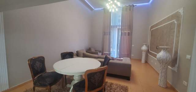 Tirane, jepet me qera apartament duplex 2+1 Kati 2, 145 m² 600 Euro (Misto Mame)