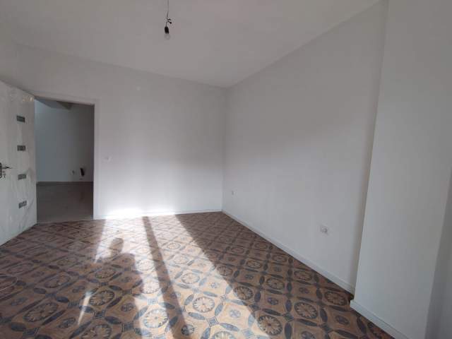 Tirane, jepet me qera apartament 2+1 Kati 4, 85 m² 500 Euro (qender)