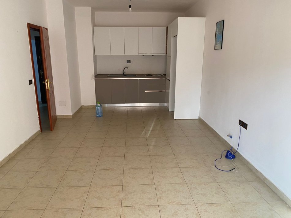 Tirane, jepet me qera apartament 1+1 Kati 4, 70 m² 250 € (Fresk)