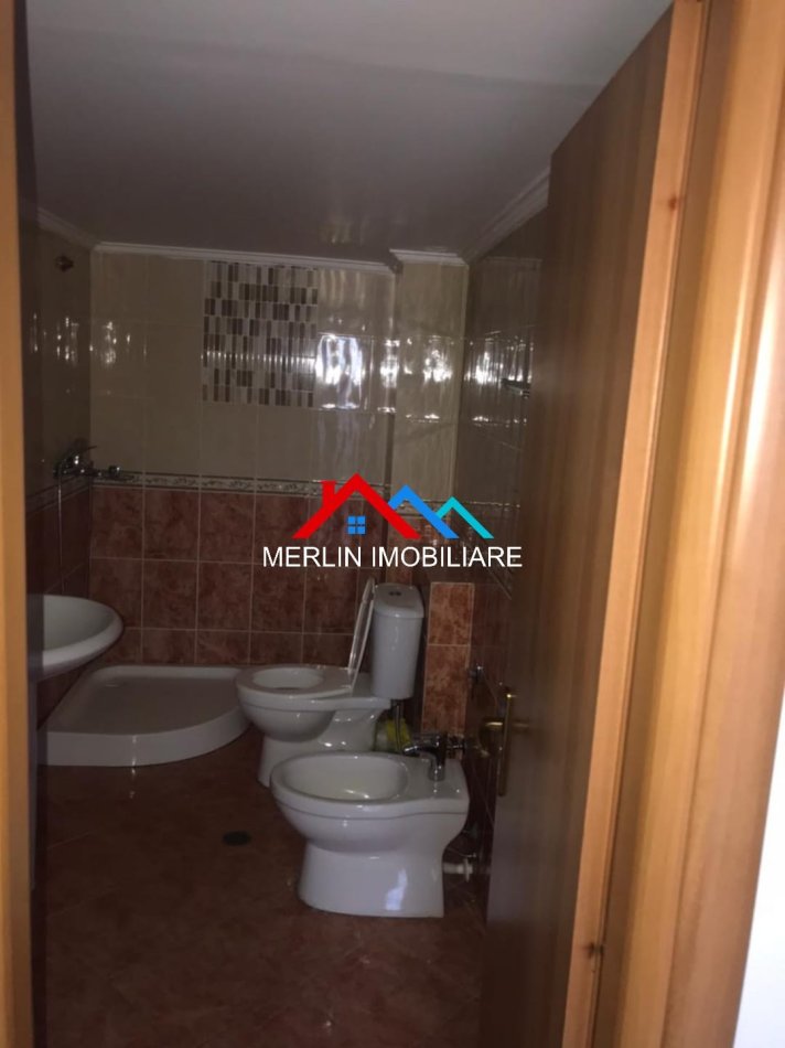 Tirane, jepet me qera apartament 2+1 Kati 3, 90 m² 650 € (KOMUNA E PARISIT)