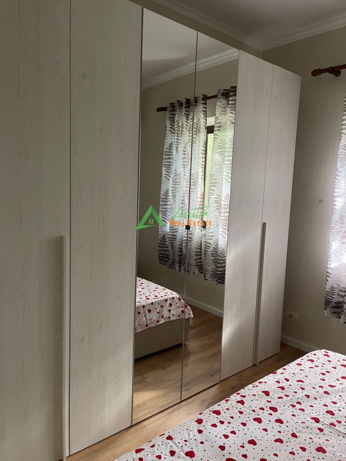 Tirane, jepet me qera apartament 1+1+Ballkon Kati 1, 75 m² 450 € (Rruga Ferit Xhajko)