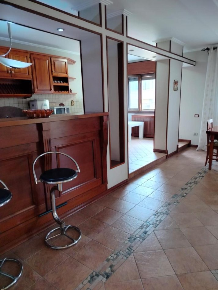Tirane, jepet me qera apartament 3+1+Ballkon Kati 8, 198 m² (Komuna e Parisit)