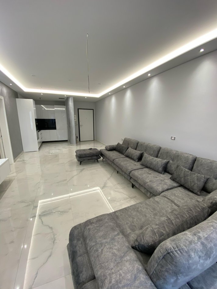 Tirane, jepet me qera apartament 2+1 Kati 3, 95 m² 700 € (ish fusha e aviacionit)