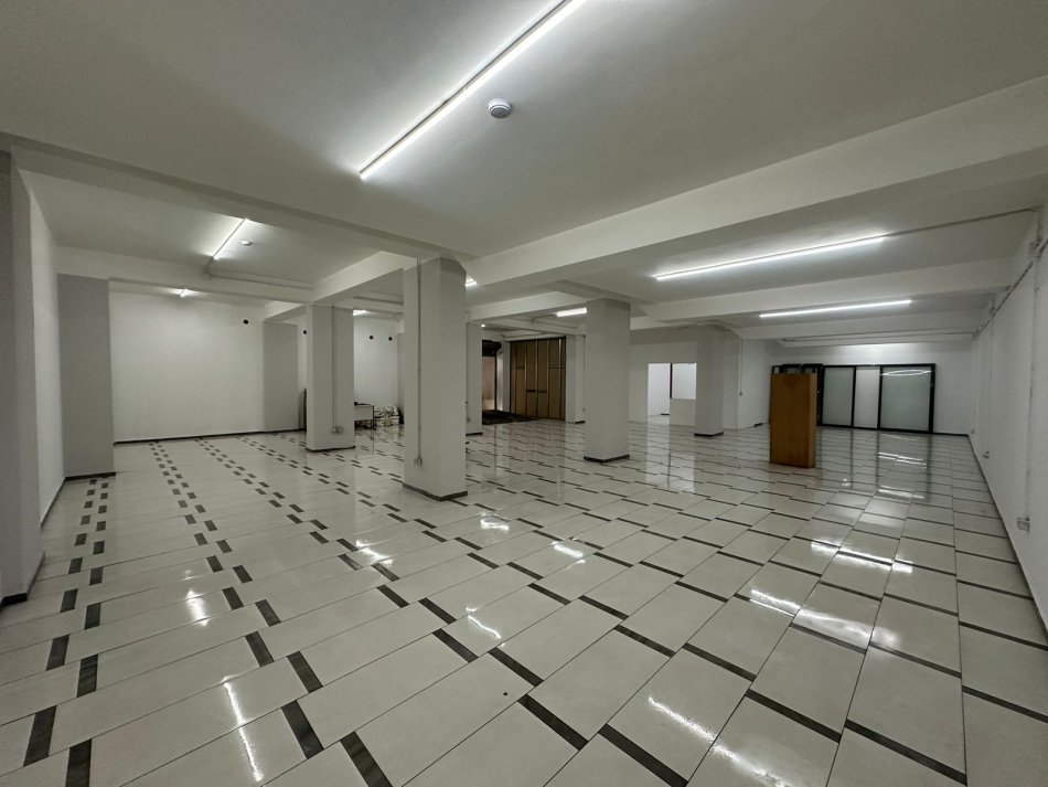 Tirane, jepet me qera ambjent biznesi Kati -1, 300 m² 1.300 € (Astir)