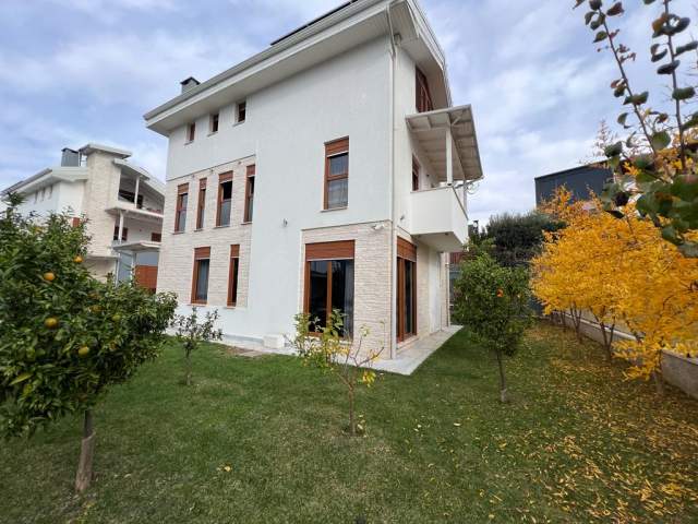 Tirane, jepet me qera Vile 4+1+BLK Kati 3, 250 m² 2.500 Euro (TEG)