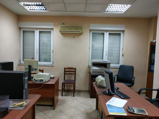 Tirane, jepet me qera zyre 90 m² 700 Euro