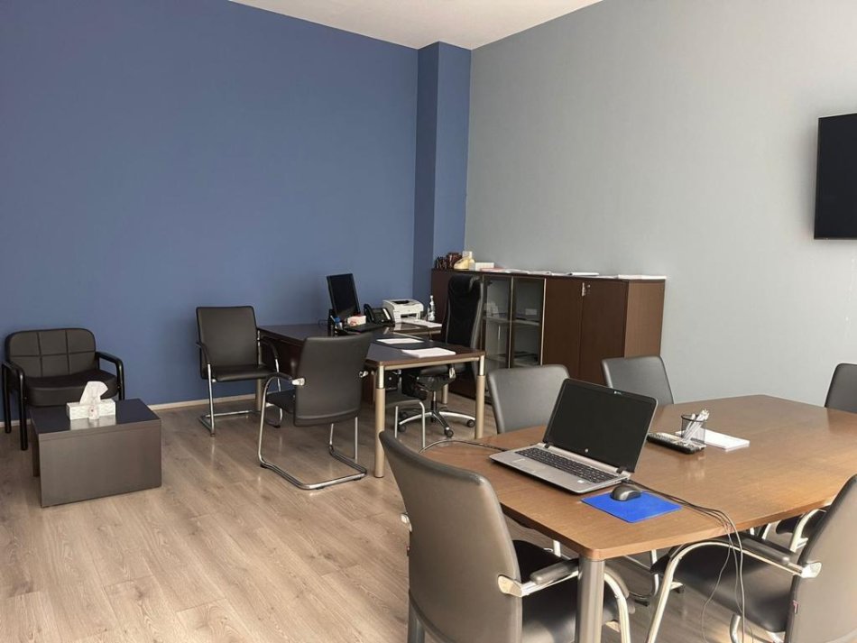 Tirane, jepet me qera zyre Kati 2, 222 m² 4.000 € (bllok)