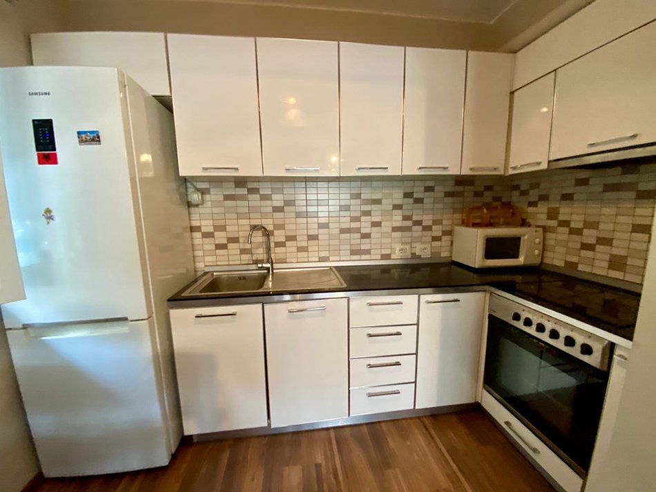 Tirane, jepet me qera apartament 3+1 Kati 2, 110 m² 650 € (Rr.Dibres)