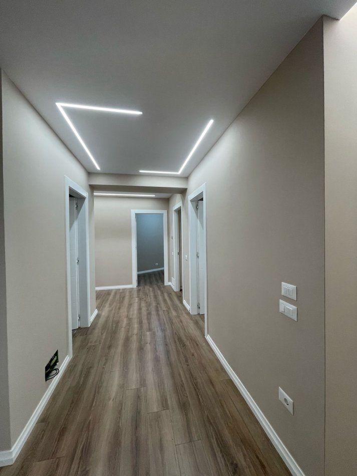 Tirane, shitet apartament 3+1+Ballkon Kati 1, 129 m² 210.000 € (Kopshti Botanik)