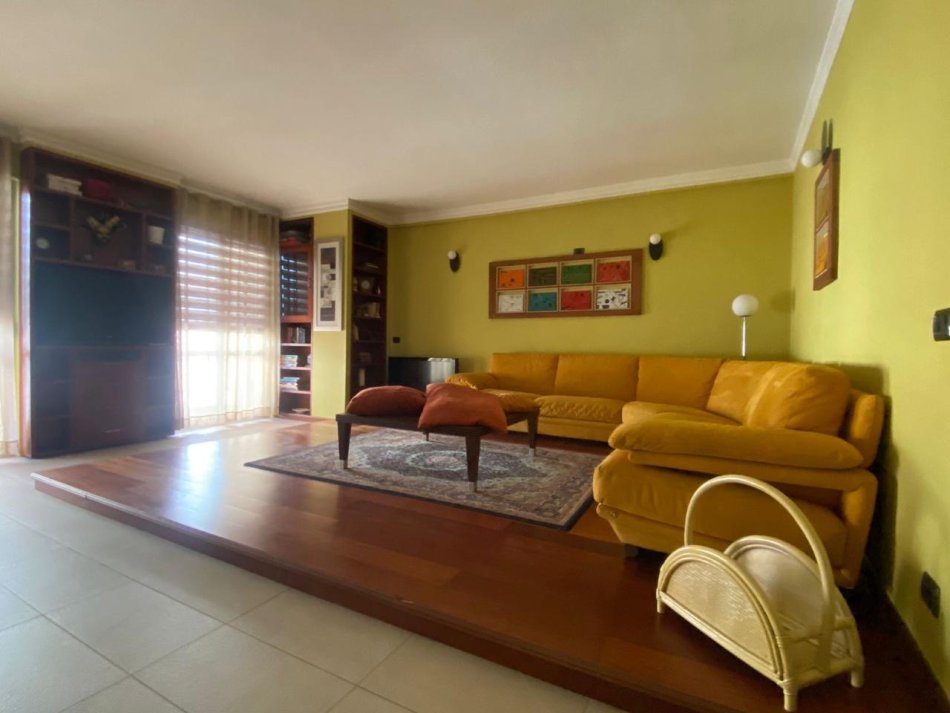 Tirane, jepet me qera apartament 2+1+Ballkon Kati 3, 120 m² 850 € (Hoxha Tahsim)