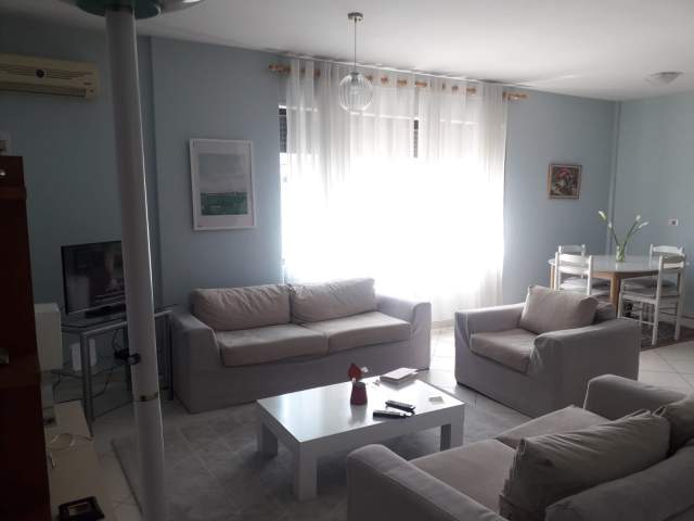 Tirane, jepet me qera apartament 2+1 Kati 9, 110 m² 700 Euro TEk Barrikadat prane Mon Amour