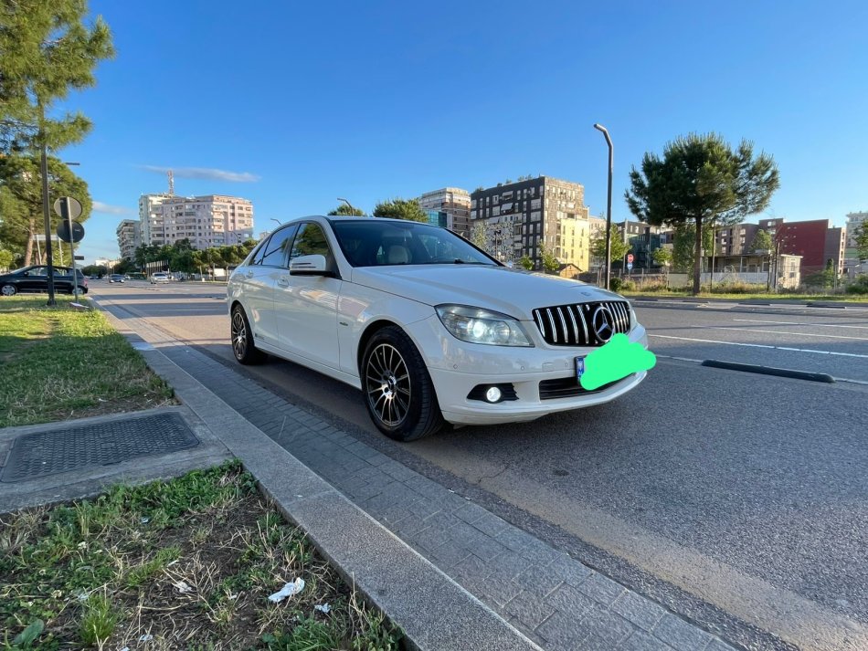 Tirane, shitet makine mercedes benz Nafte, e bardhë manuale Klima 215 km 6.500 €