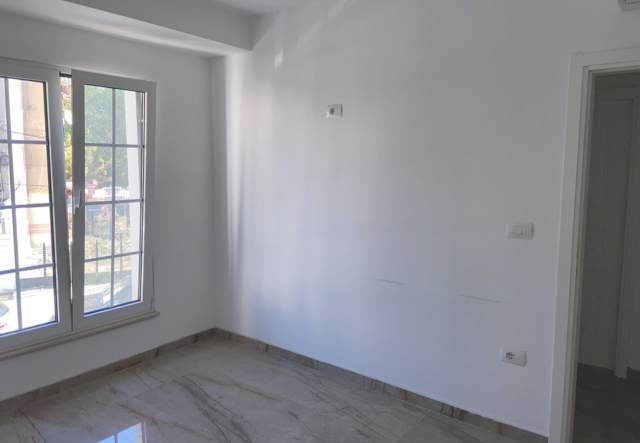 Elbasan, jepet me qera ambjent biznesi 48 m² 20.000 Leke