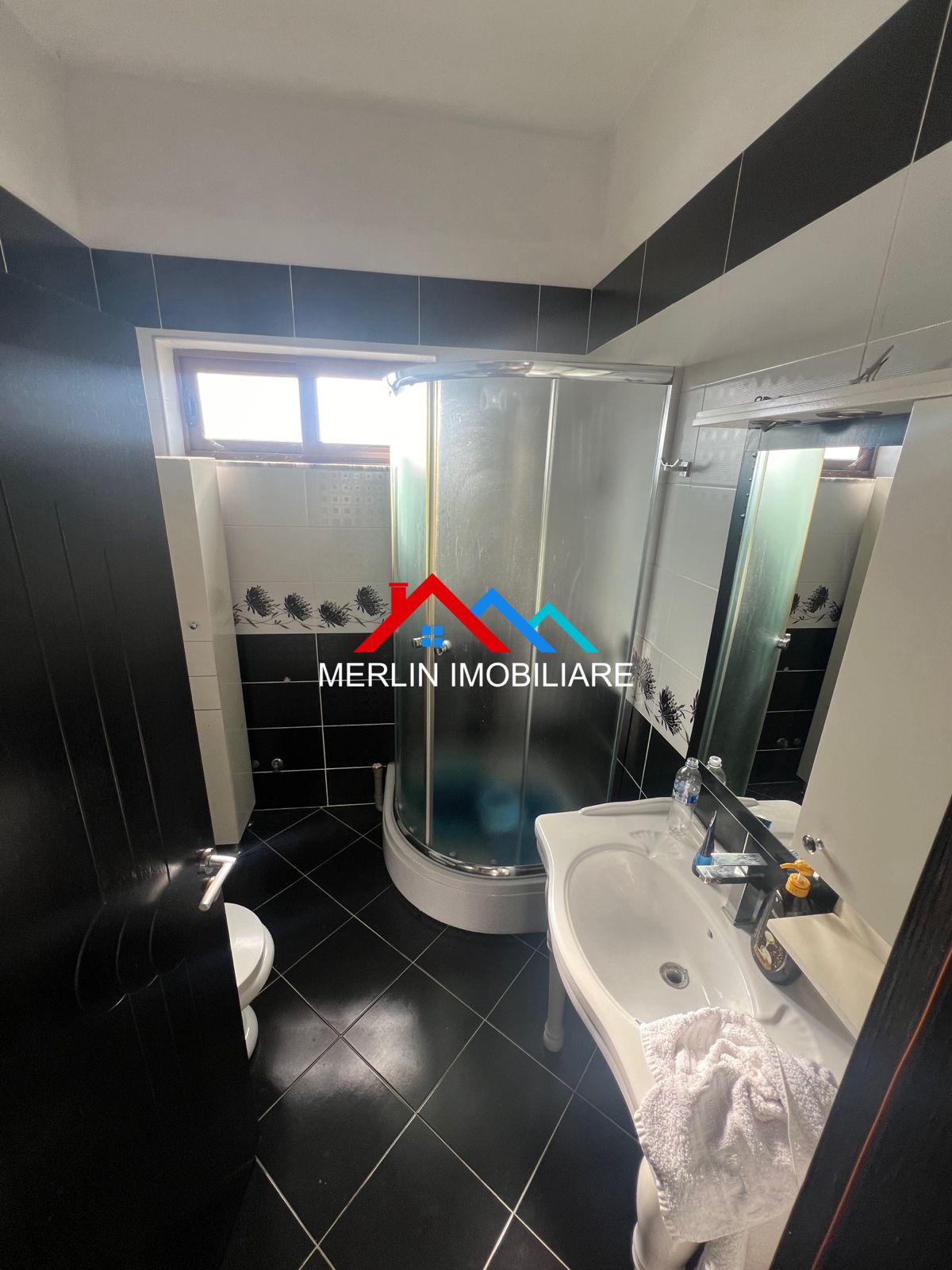 Tirane, shitet Vile 2 kateshe, 198 m2 per 185.000 Euro (Babrru)