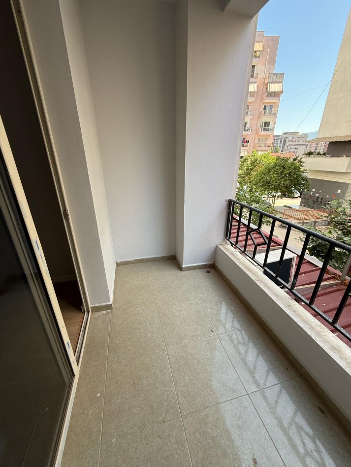 Tirane, shitet apartament 2+1+Ballkon Kati 1, 92 m² 128.000 € (Yzberisht tek Bar Unik)
