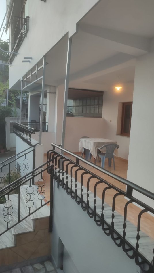 Tirane, jepet me qera shtepi 2+1+Ballkon Kati 1, 90 m² 300 € (Don Bosko , te restorant gjeli)