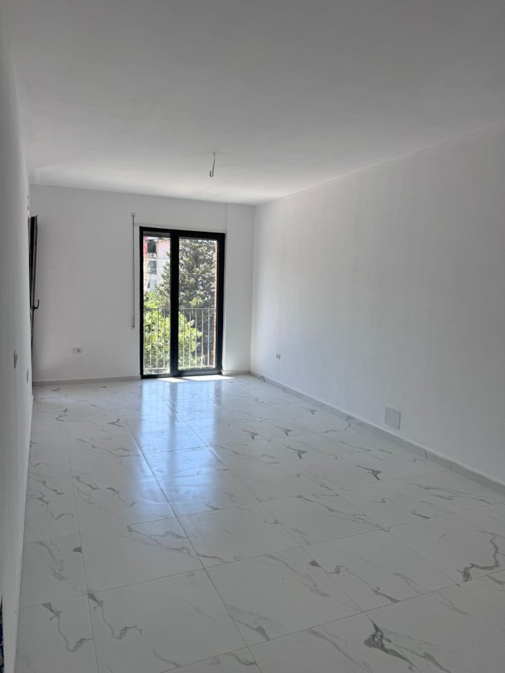 Tirane, shitet apartament 2+1+Ballkon Kati 2, 122 m² 170.000 € (Porcelan . prane uet ,)