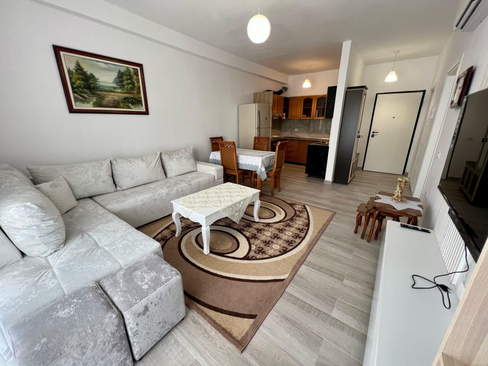 Tirane, jepet me qera apartament 1+1 Kati 4, 70 m² 450 € (rruga 5 maji)
