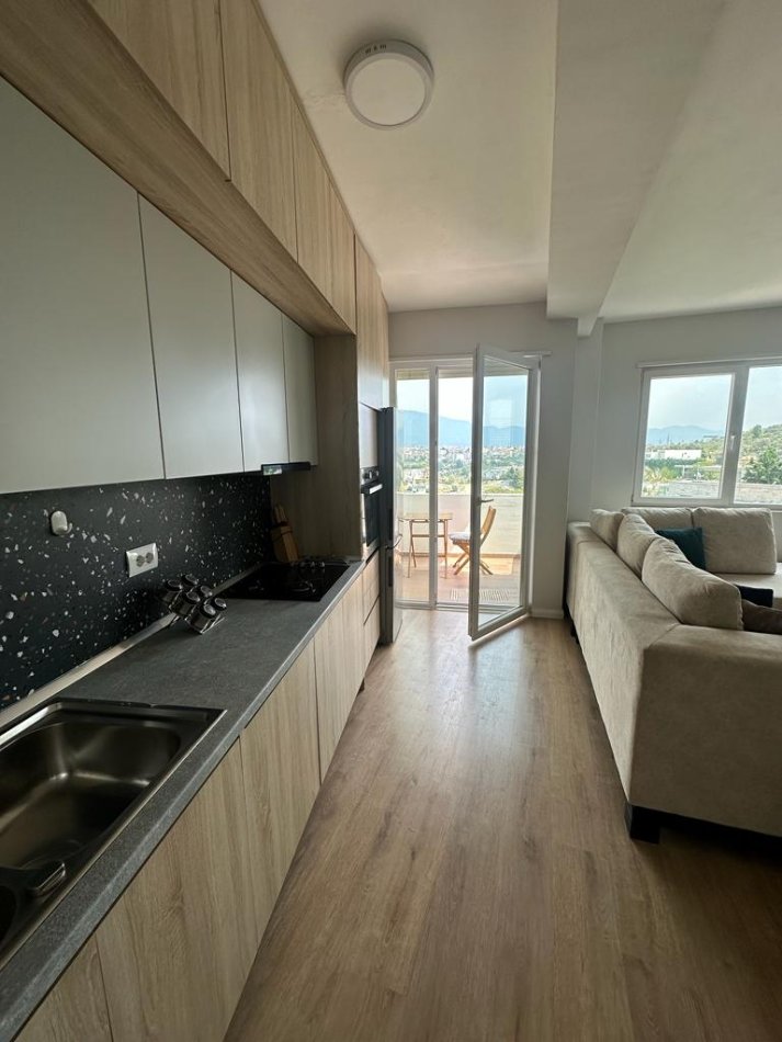 Tirane, jepet me qera apartament 2+1+Ballkon Kati 4, 100 m² 550 € (Liqeni i Thate)