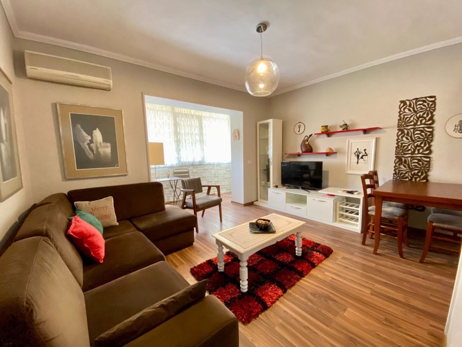 Tirane, jepet me qera apartament 3+1 Kati 2, 110 m² 650 € (Rr.Dibres)