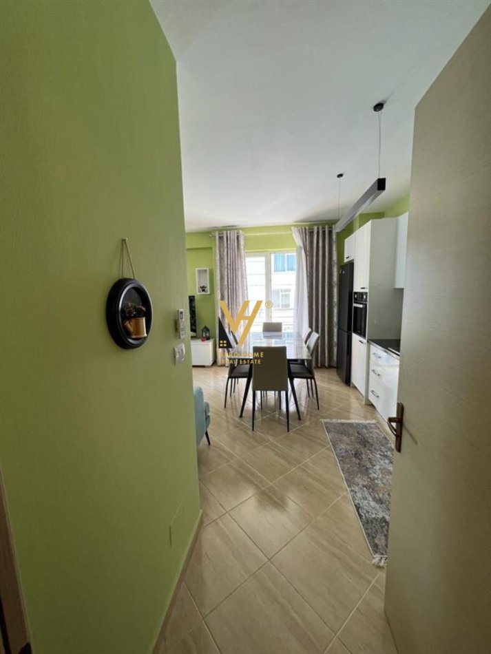 Tirane, jepet me qera apartament 2+1+Ballkon Kati 7, 80 m² 900 € (STACIONI I TRENIT)