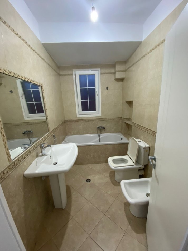 Tirane, shitet apartament 2+1+Ballkon Kati 3, 72 m² 150.000 € (Rruga e Kavajes , prane Kadiu)
