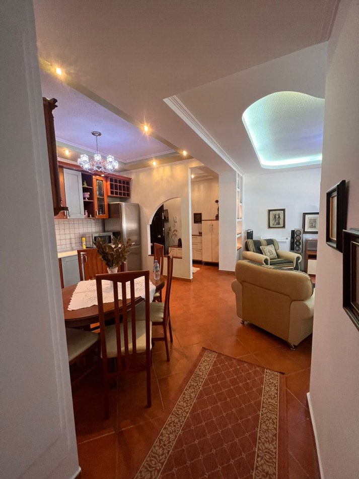 Tirane, jepet me qera apartament 2+1 Kati 8, 100 m² 700 € (21 dhjetori)