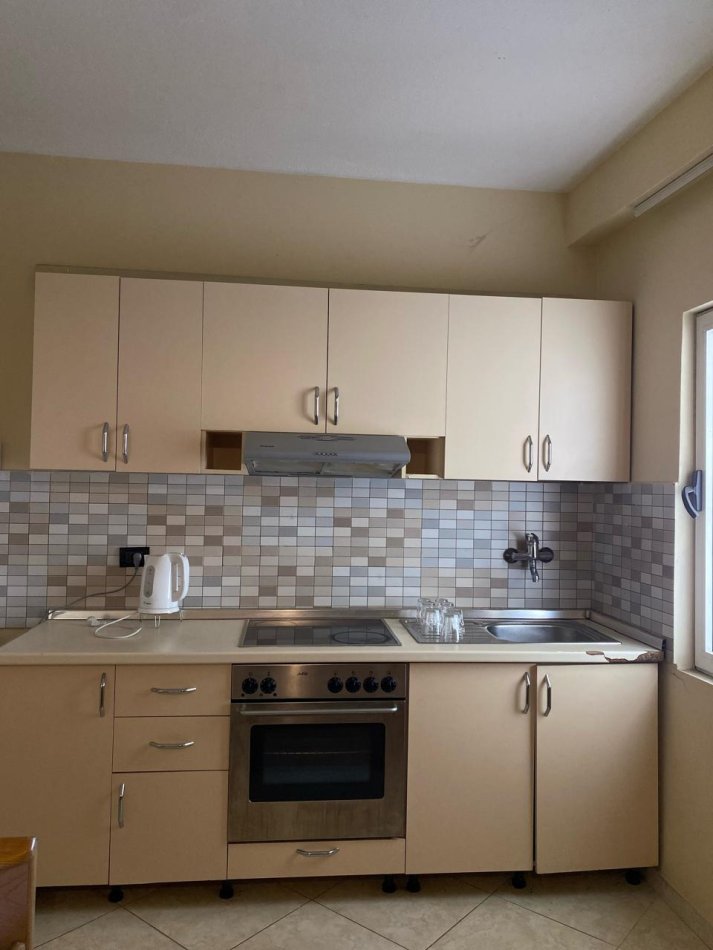 Tirane, jepet me qera apartament 1+1 Kati 1, 60 m² 600 € (Rruga e Elbasanit)