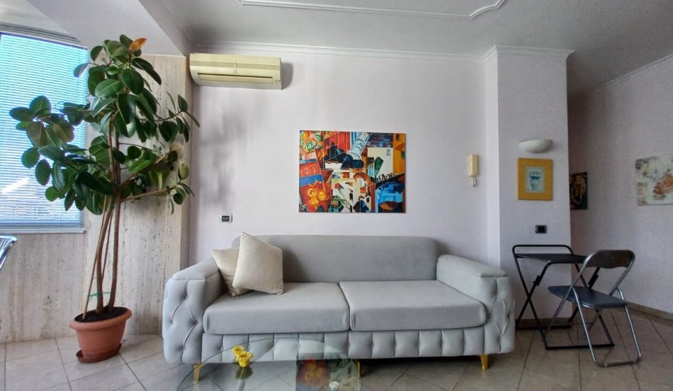Tirane, jepet me qera apartament 1+1 Kati 4, 61 m² 600 € (Bllok , Fakulteti Juridik)