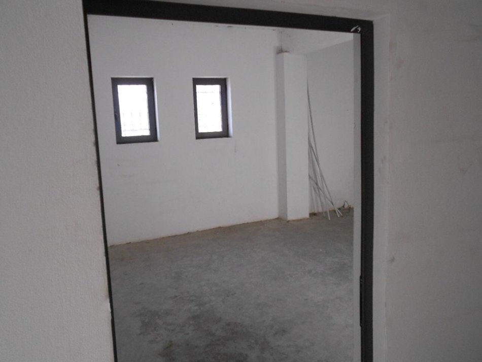 Tirane, jepet me qera Kati 2, 412 m² 1.000 € (Siri Kodra)
