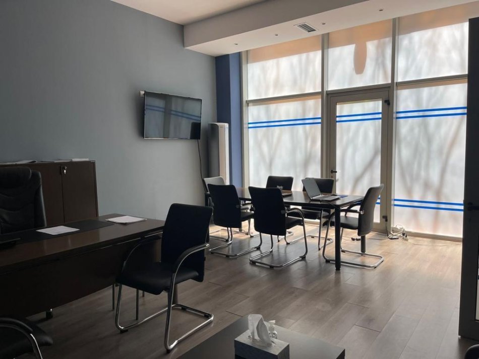Tirane, jepet me qera ambjent biznesi Kati 2, 222 m² 4.000 € (blloku)
