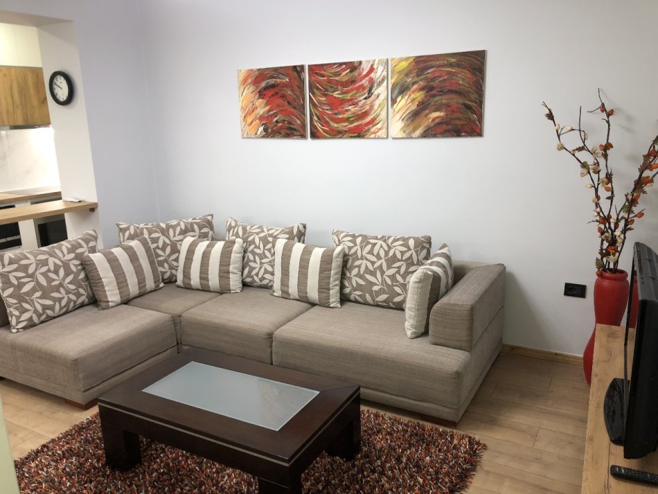 Tirane, jepet me qera apartament 3+1 Kati 6, 150 m² 1.100 € (Myslym shyri)