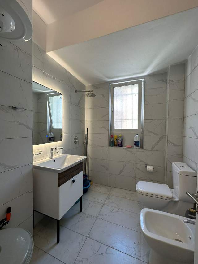Tirane, shitet apartament 1+1+BLK Kati 2, 51 m² 95.000 Euro (Rruga e Barrikadave)