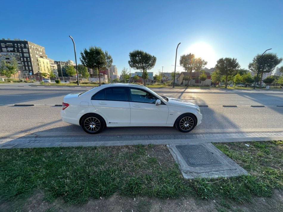 Tirane, shitet mercedes benz Nafte, e bardhë manuale Klima 210 km 6.500 €