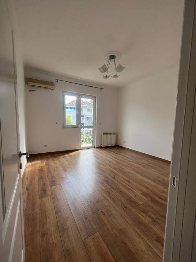 Tirane, jepet me qera Vile 2 Katshe Kati 2, 200 m² 1.850 Euro (Blloku Vilave Selite)