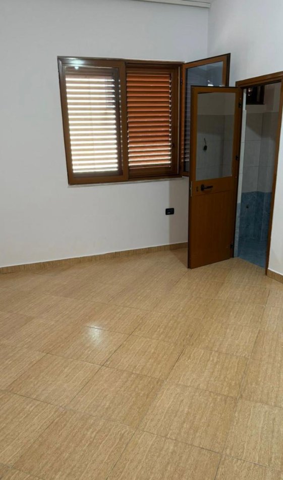 Tirane, jepet me qera Vile 3+1 Kati 3, 45.000 € (Prane Hotel Meridian)