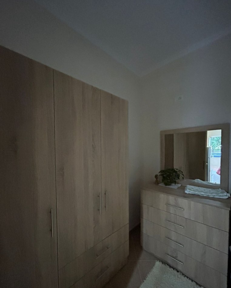 Tirane, jepet me qera apartament 1+1+Ballkon Kati 1, 50 m² 350 € (Fresk rruga Xhon Belushi)