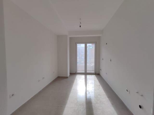 Tirane, jepet me qera apartament 2+1 Kati 4, 85 m² 500 Euro (qender)